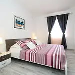 Appartement Buki **** *