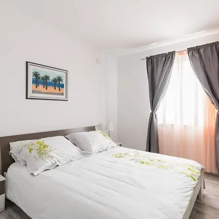 Appartement Buki **** *