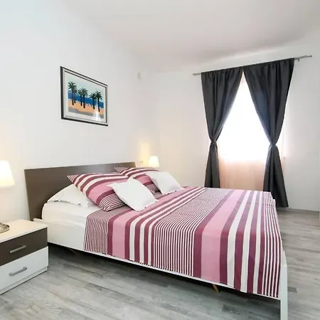 Appartement Buki **** *